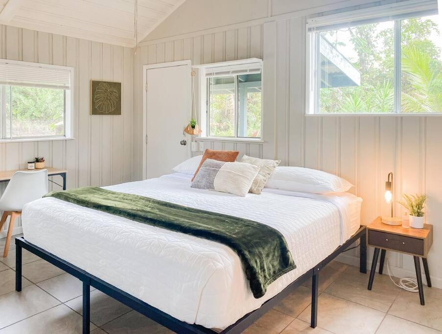Monstera Bungalow, Spacious, King Bed, Big Kitchen Keaau Exterior photo