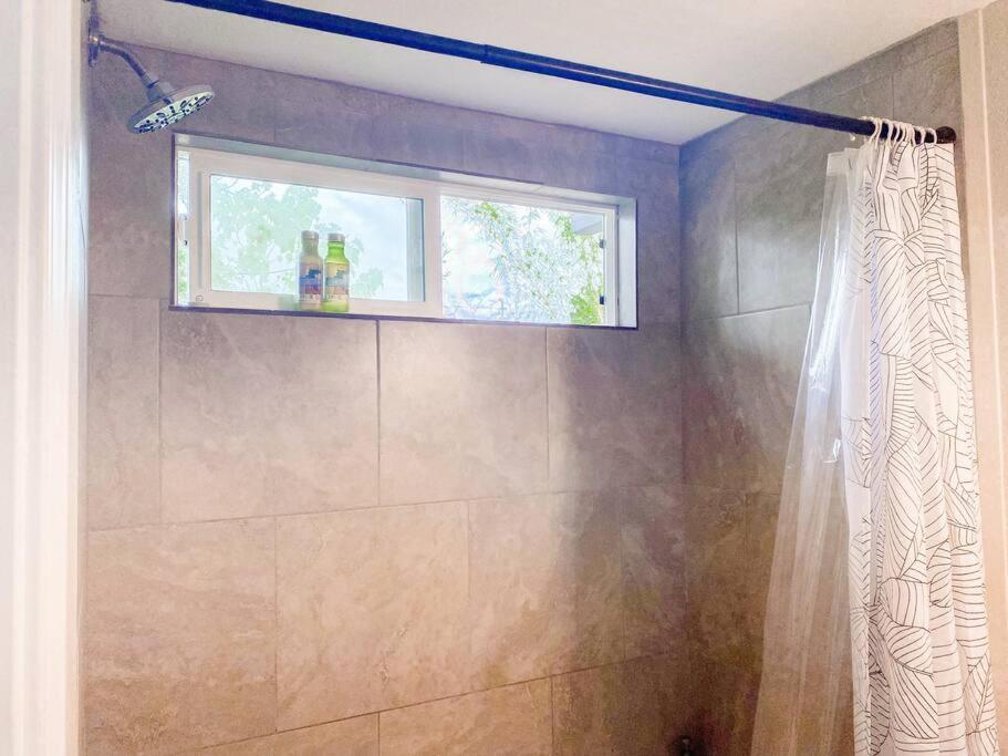 Monstera Bungalow, Spacious, King Bed, Big Kitchen Keaau Exterior photo